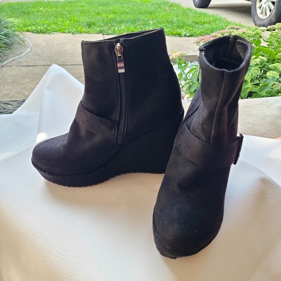 Betastella Women's Platform Wedge Booties Faux Suede Heels Zip Up Ankle Boots - Picture 5 of 6